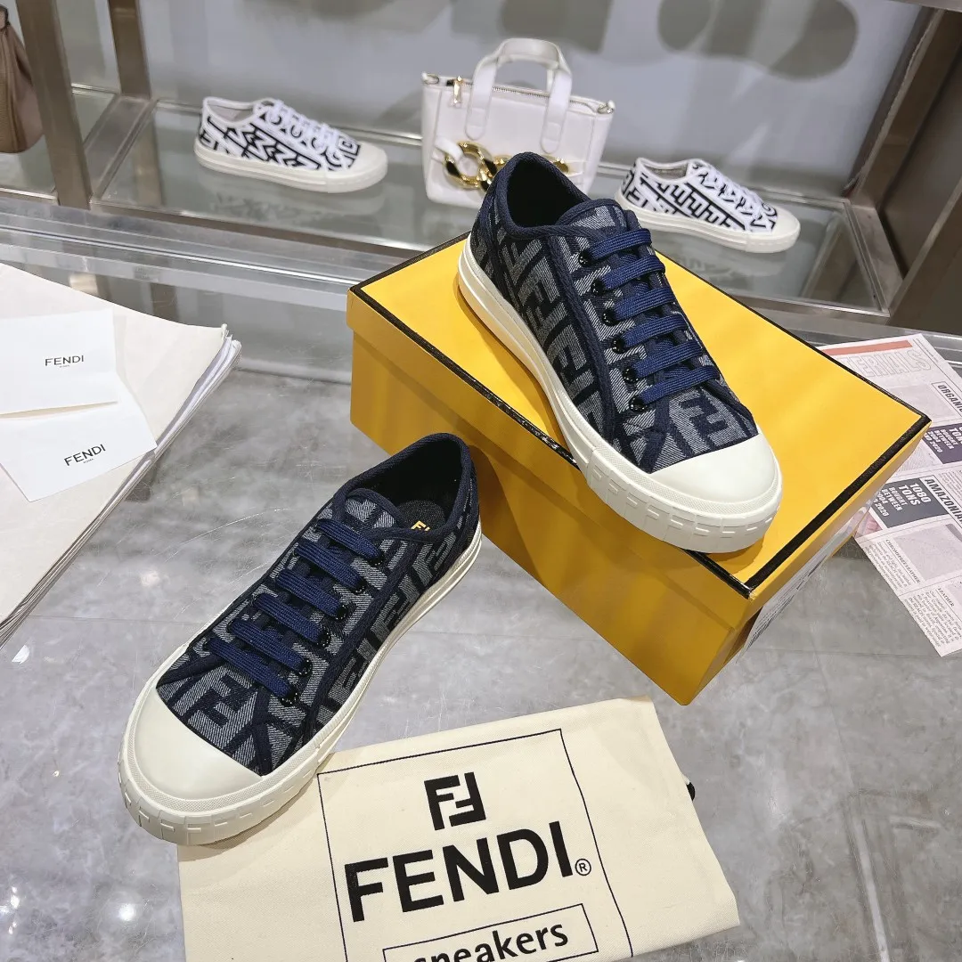 Couple style 💰460❤️Fendi Fendi's latest couple canvas shoes ❑ Fabric: Original customized imported jacquard canvas material ❑ Inner lining: Imported canvas material ❑ Sole: Original molded non-slip TPU outsole ❑ Bottom thickness: 2.5cm ❑ Size: Women's 35-40/Men's 39-45